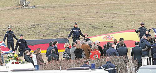 Investigan motivos del copiloto para tirar avi�n